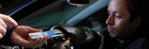 Ergebnis des Drogentest DrugWipe wird Fahrer bei Verkehrskontrolle gezeigt