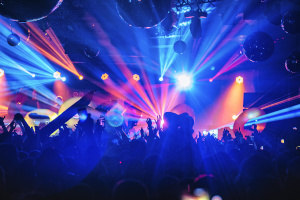 EDM Nachtclub, Rave mit vielen Leuten, Musik, Festival