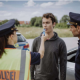 Eine Polizistin testet einen Autofahrer mit dem blauen Drogenschnelltest DrugWipe.