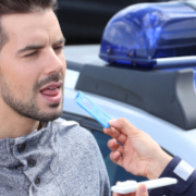 Einem Mann wird bei einer Verkehrskontrolle mit dem Drogenschnelltest DrugWipe 5S Speichel von der Zunge entnommen.